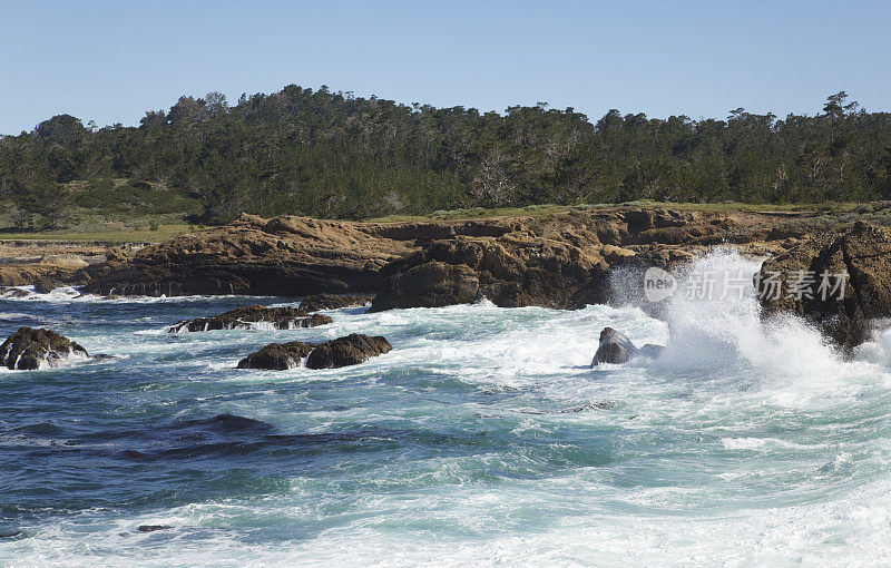 海浪冲击着Pt Lobos，加利福尼亚